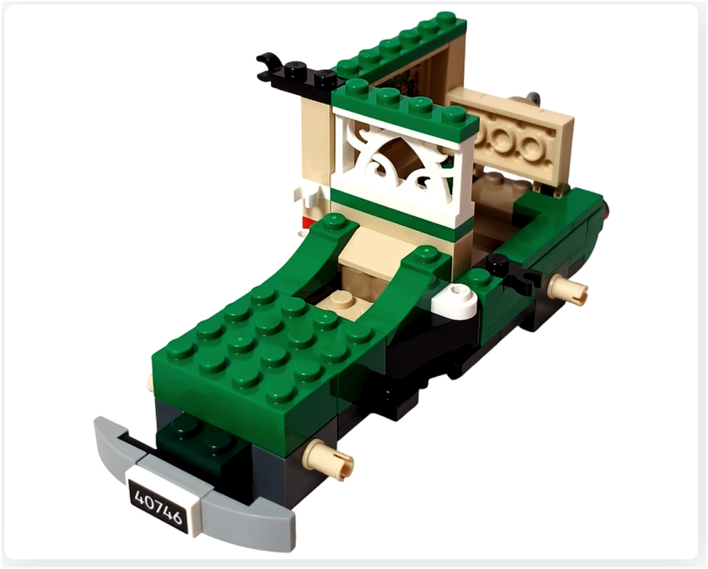 レゴ 40746 シーズナル クリスマスプレゼント配達トラックの荷台前面。白い装飾窓と内側の棚が見え、キャビン裏に続く作業スペースの構造が分かる写真です。