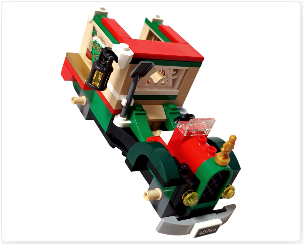 レゴ 40746 シーズナル クリスマスプレゼント配達トラックの荷台前面右側。シャベルが装備され、雪道を走るための実用的な道具が確認できる写真です。