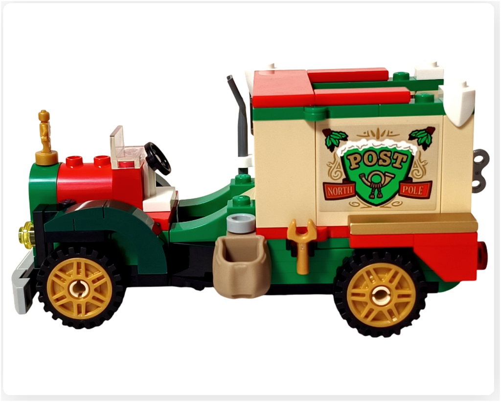 レゴ 40746 シーズナル クリスマスプレゼント配達トラックの左側面。金色ホイールのタイヤに加え、シャベルや郵便袋などの外装パーツが取り付けられた状態が分かる写真です。