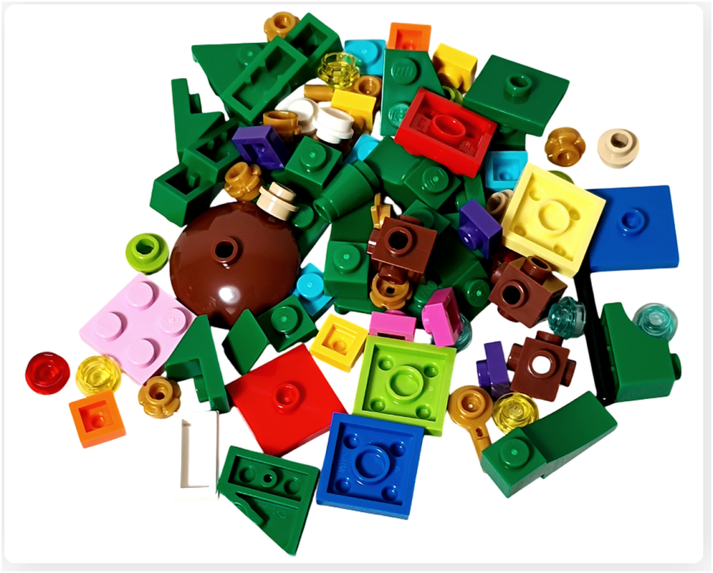 レゴ 40746 シーズナル クリスマスプレゼント配達トラックの5袋目パーツ一式。緑のパーツを中心に赤・黄・青・茶色など多色の小さな装飾用パーツがまとめて置かれている写真です。