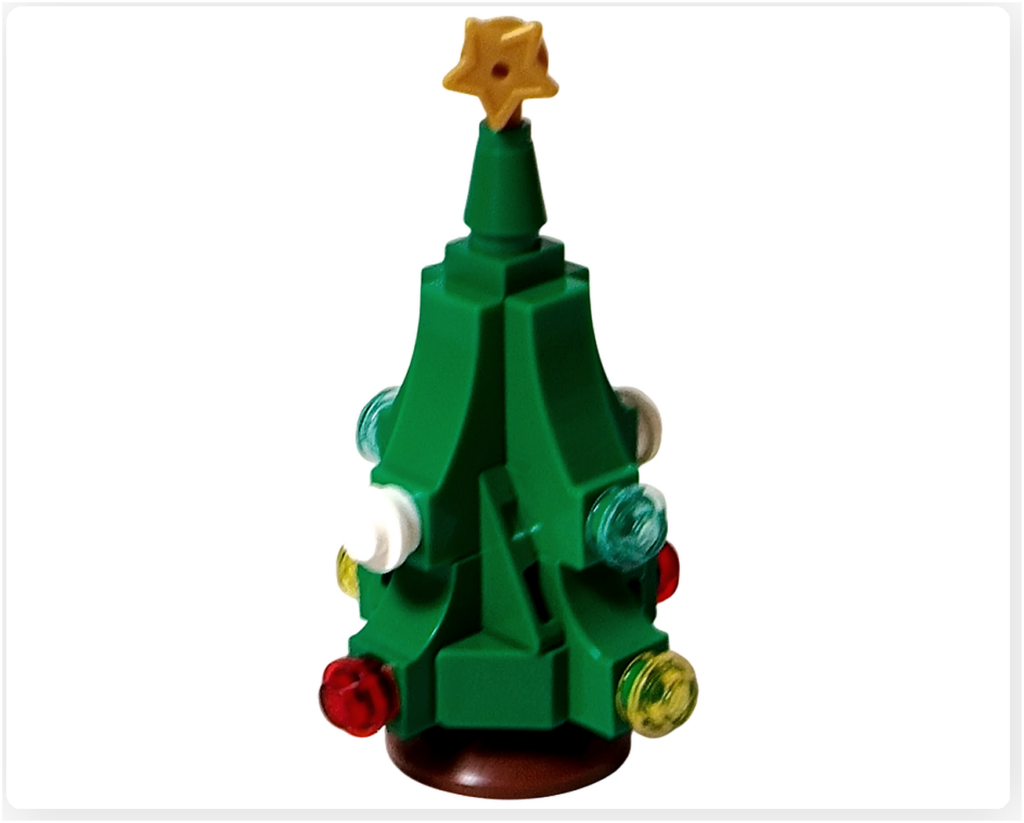 レゴ 40746 シーズナル クリスマスプレゼント配達トラックのミニクリスマスツリー。星形パーツを頂点に、カラフルな飾りがついた緑のツリーが丸い茶色の土台に取り付けられた完成状態の写真です。