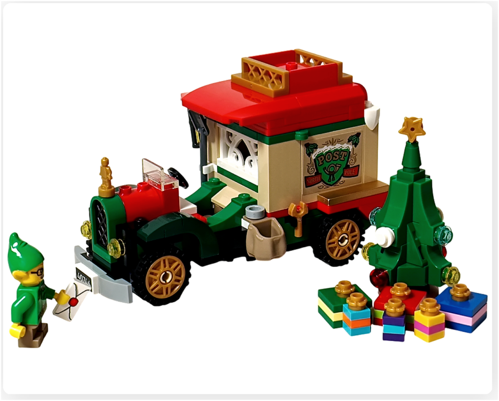 レゴ 40746 シーズナル クリスマスプレゼント配達トラックのエピローグ写真。エルフが手紙を持ち、赤と緑のトラックのそばには小さなクリスマスツリーと複数のプレゼントが並ぶ、完成後の静かな情景を写した構図です。