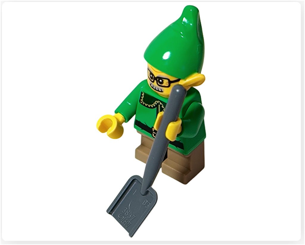 レゴ 40746 シーズナル クリスマスプレゼント配達トラックのエルフがグレーのシャベルを持っている写真。緑の帽子のミニフィグが作業の準備をするように道具を握っており、横からの姿が確認できます。