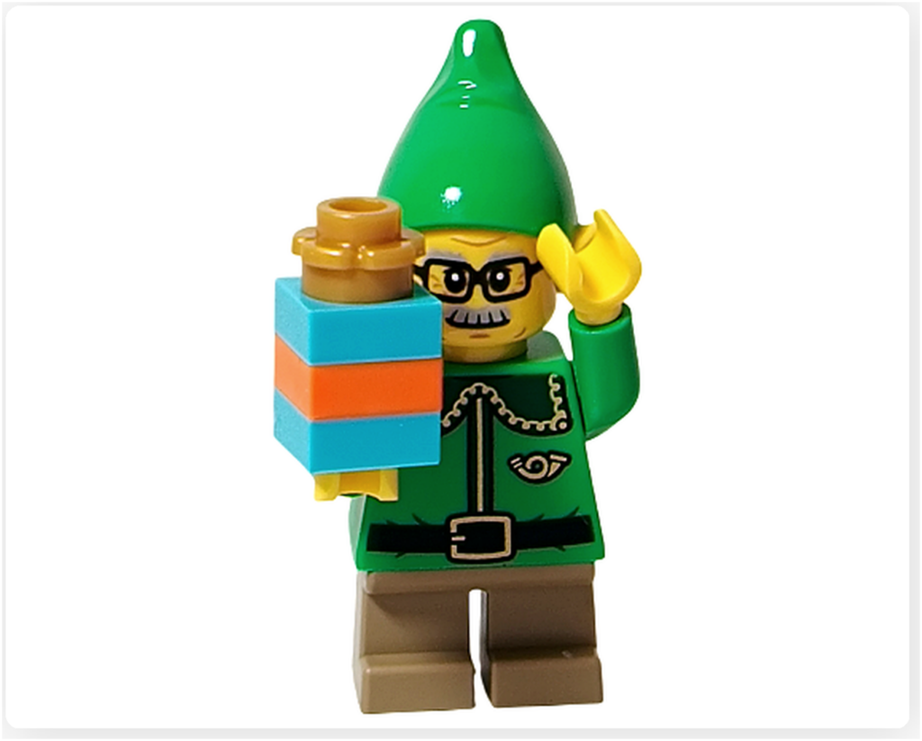 レゴ 40746 シーズナル クリスマスプレゼント配達トラックのエルフがカラフルなプレゼント箱を手に持っている写真。緑の帽子と制服のミニフィグが贈りものを掲げ、正面から撮影された構図です。