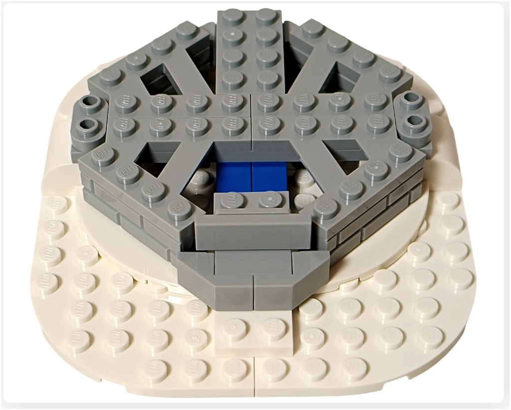 レゴ 40778 雪のあずまや(Winter Gazebo)の組立途中の床部分。円形ベースの上にグレーの縁取り構造が組み合わされている。