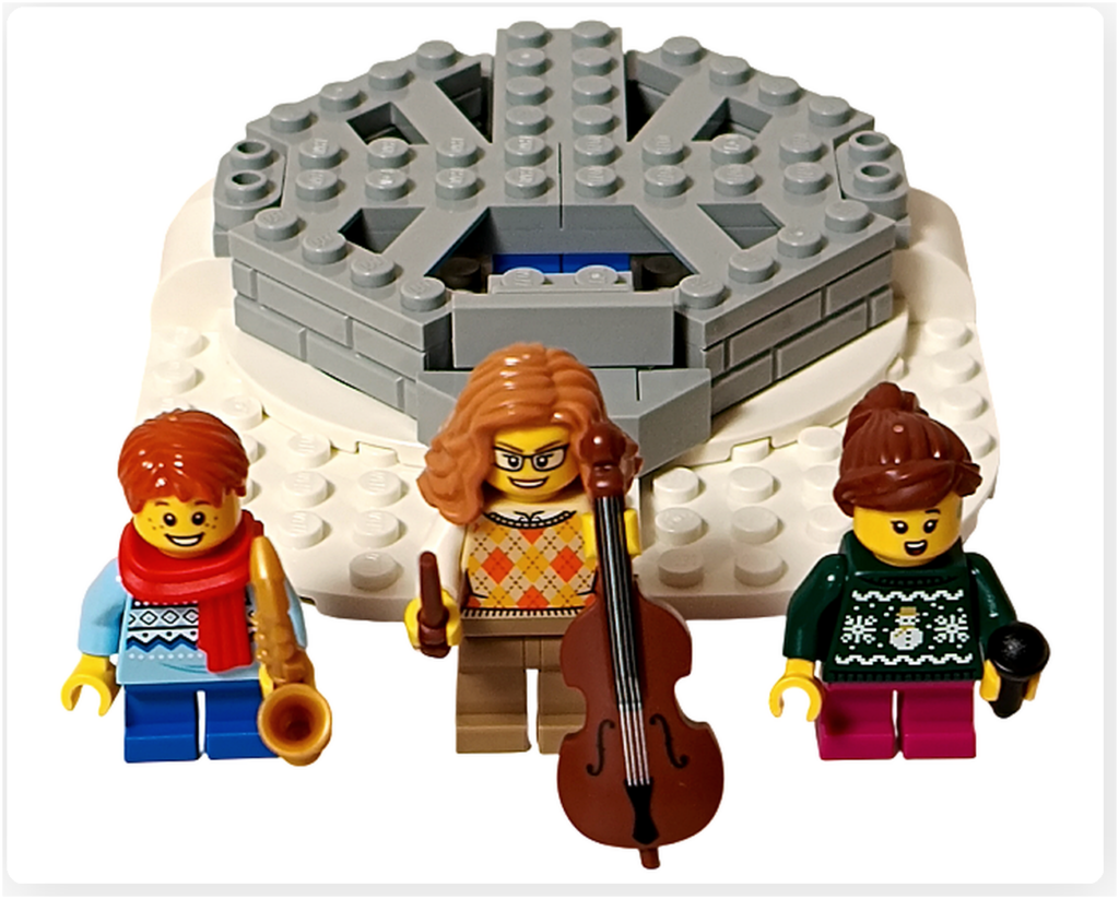 レゴ 40778 雪のあずまや(Winter Gazebo)の組立パート袋1完成状態。円形の床構造と、サックス奏者・ダブルベース奏者・歌い手のミニフィグ3体が並んでいる。