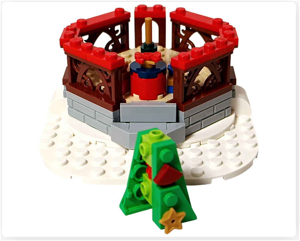 レゴ 40778 雪のあずまや(Winter Gazebo)の組立途中。あずま屋の前に、星付きの小さなクリスマスツリーが組み上げられている。