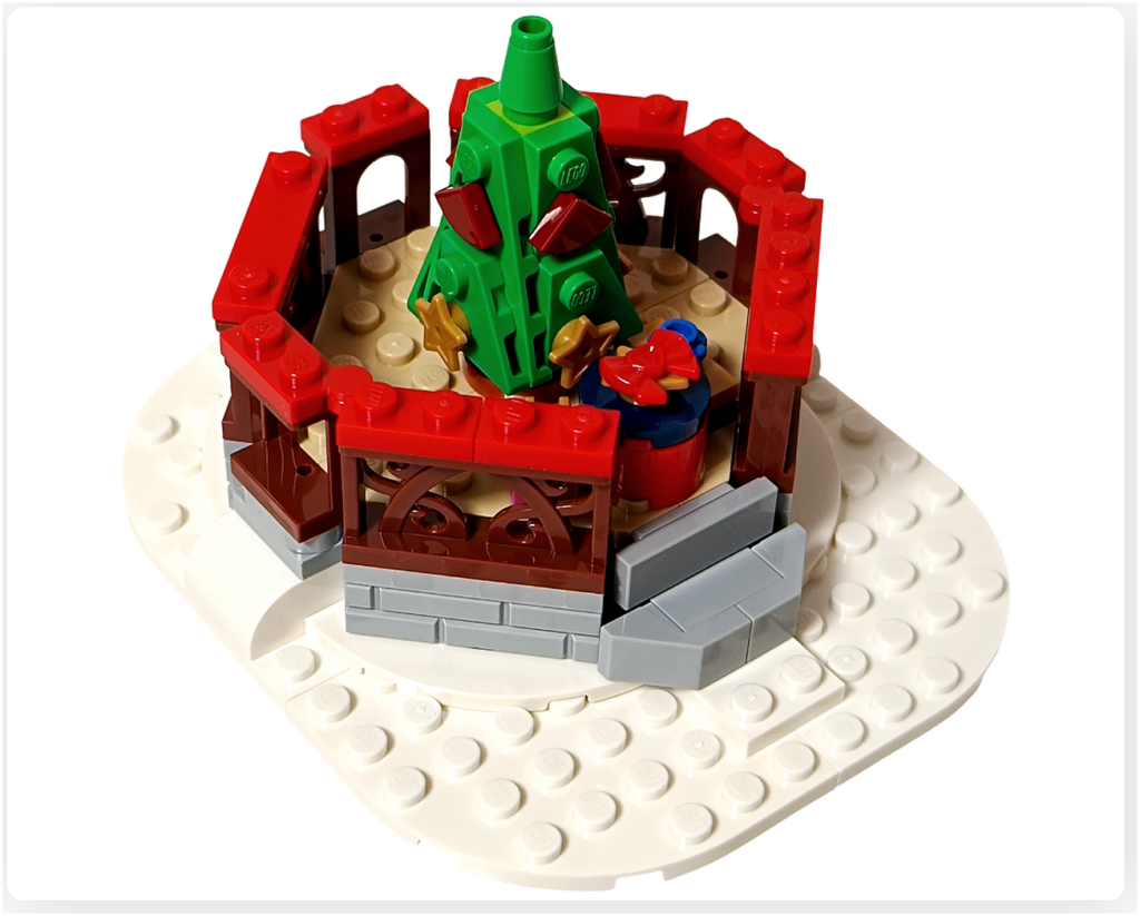 レゴ 40778 雪のあずまや(Winter Gazebo)の組立途中。完成したクリスマスツリーが、あずま屋の中央に配置されている。