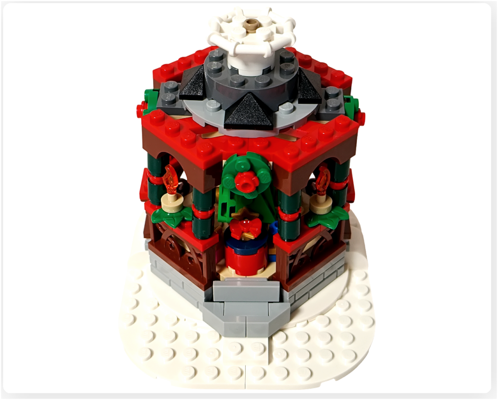 レゴ 40778 雪のあずまや(Winter Gazebo)モデルの屋根中心部。赤い屋根の上に、グレーと黒のパーツで組まれた円形構造と、白い装飾パーツが取り付けられている様子。