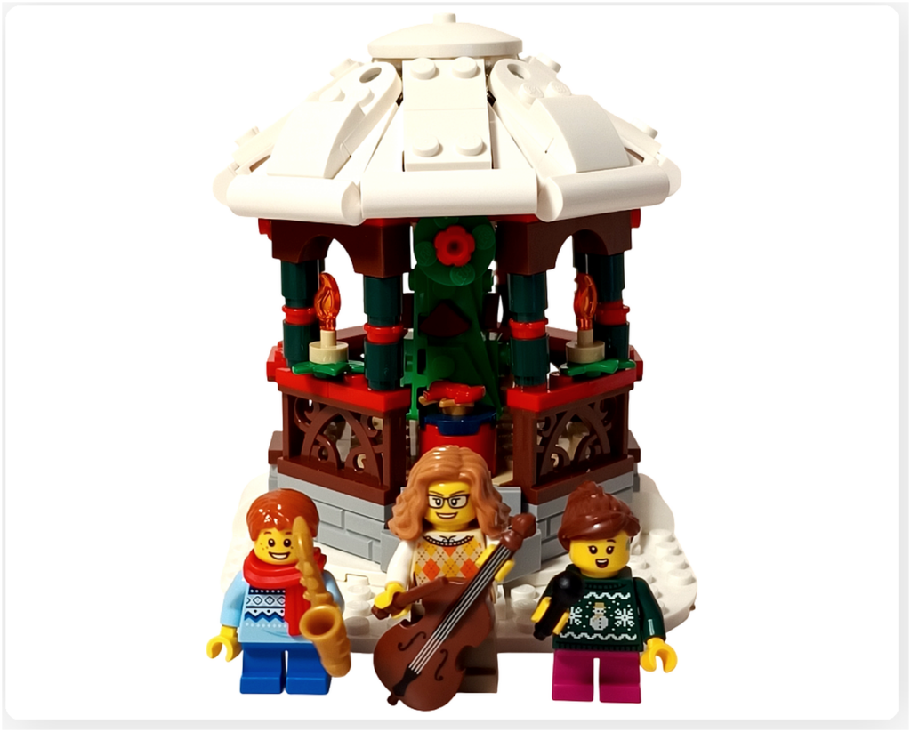 レゴ 40778 雪のあずまや(Winter Gazebo)の完成シーン。白い屋根のあずまやの前に、サックス奏者・ダブルベース奏者・歌い手のミニフィグ3体が並び、冬の音楽会の余韻を感じさせる情景。