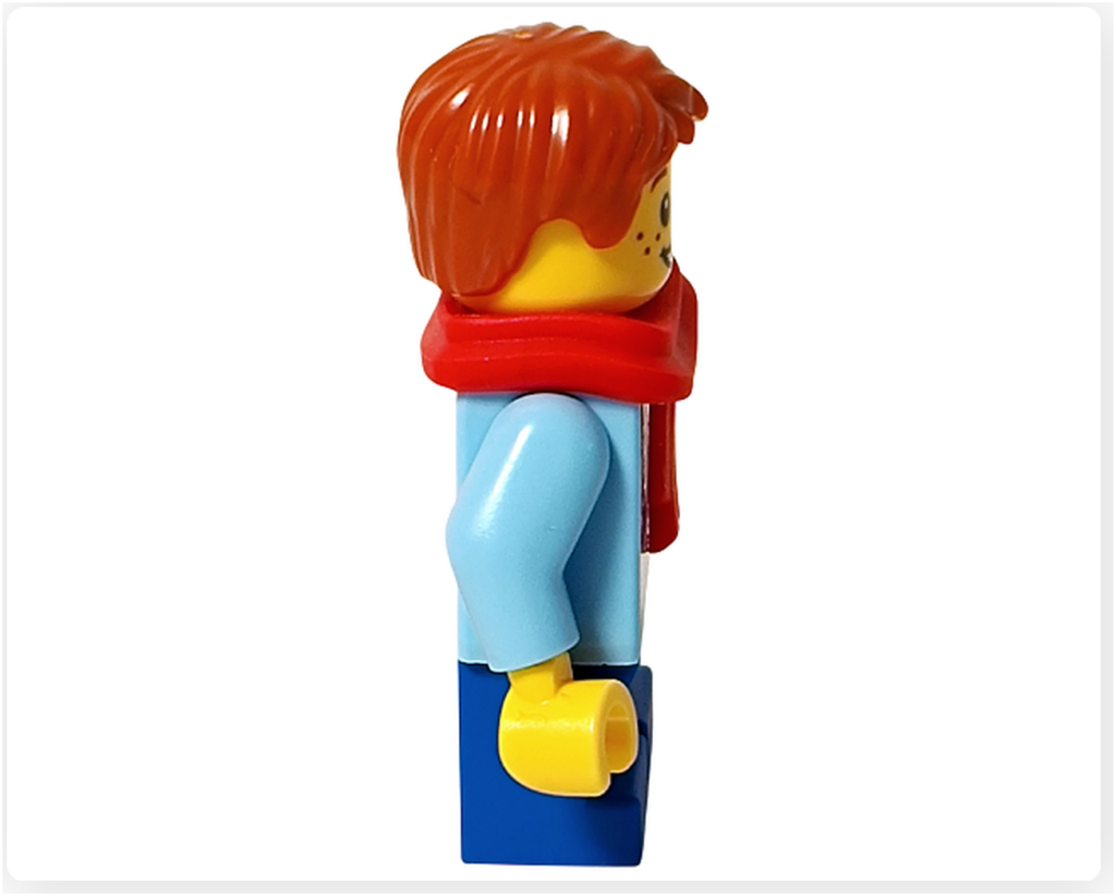 レゴ 40778 雪のあずまや（Winter Gazebo）に含まれるサックス奏者ミニフィグの右側面。赤いマフラーの立体感と水色のトップス、青いパンツの配色が分かる。