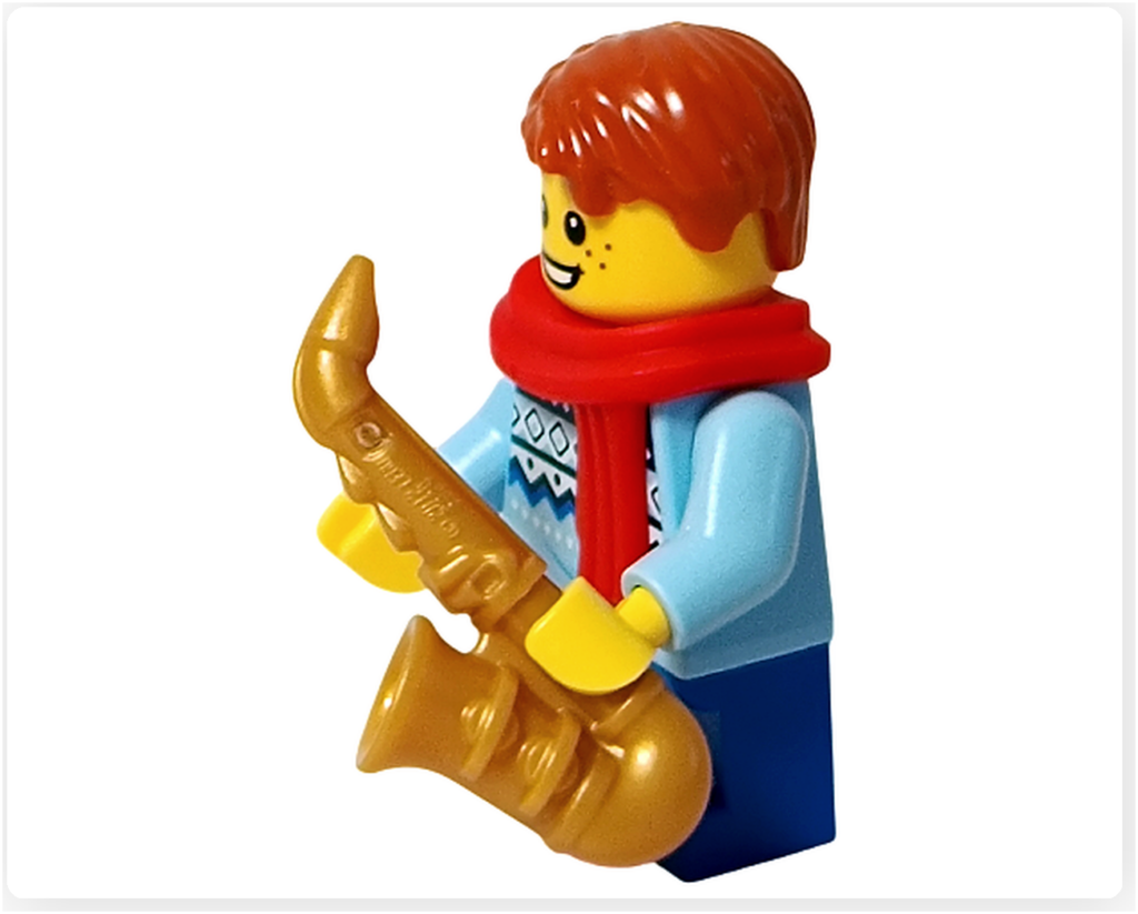 レゴ 40778 雪のあずまや（Winter Gazebo）に含まれるサックス奏者ミニフィグのサックス持ちポーズ。金色のサックスを両手で構え、赤いマフラーと水色のトップス、青いパンツの配色が分かる。