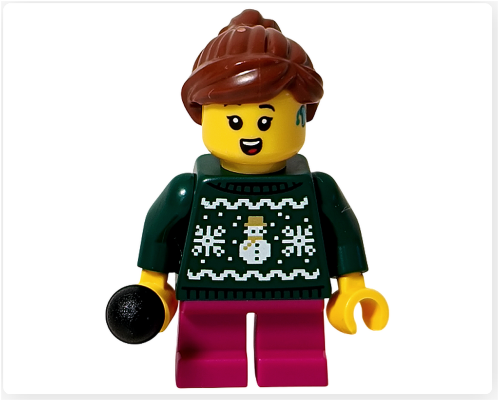 レゴ 40778 雪のあずまや（Winter Gazebo）に含まれるキャロル合唱団の歌い手ミニフィグ。黒いマイクを手に持ち、雪だるま柄の濃いグリーンのセーターとピンクのパンツを身に着けた正面の姿が分かる。