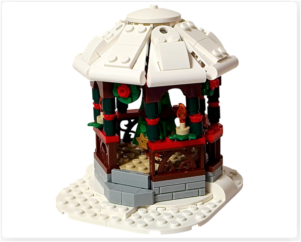 レゴ 40778 雪のあずまや（Winter Gazebo）の完成モデル。人物を配置せず、白い屋根と柱、ロウソク装飾が整った冬のあずまや全体の外観を写した完成シーン。