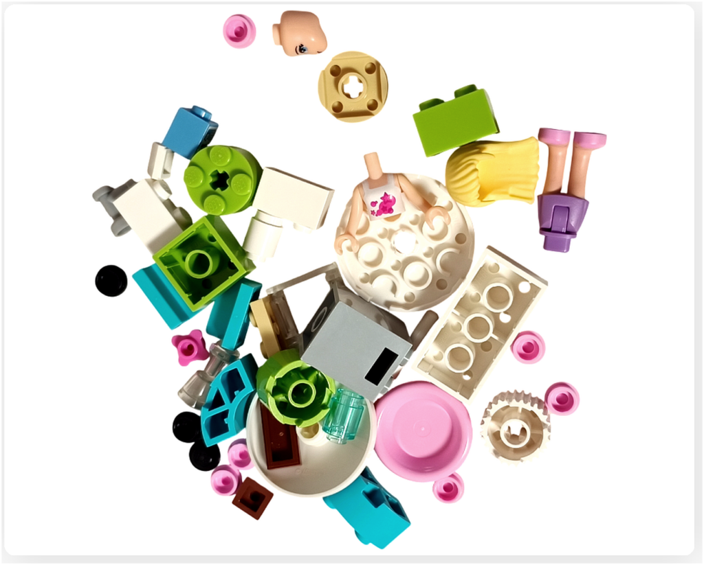 レゴ フレンズ 3930「アウトドアベーカリー」組立前のパーツ一式。ミニドールのパーツと屋外ベーカリー用のブロックが並んでいる