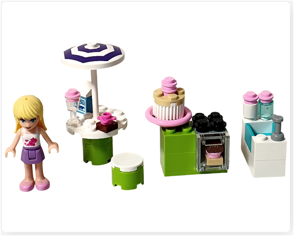 レゴ フレンズ 3930「アウトドアベーカリー」組立完成後の全体構成。丸テーブル、キッチンエリア、流し台とステファニーのミニドールが並んでいる