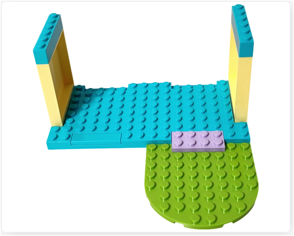 レゴ フレンズ 41724「ペイズリーのおうち」一階側面の壁組立途中。黄色の壁パーツが床の左右に立ち上がっている状態。