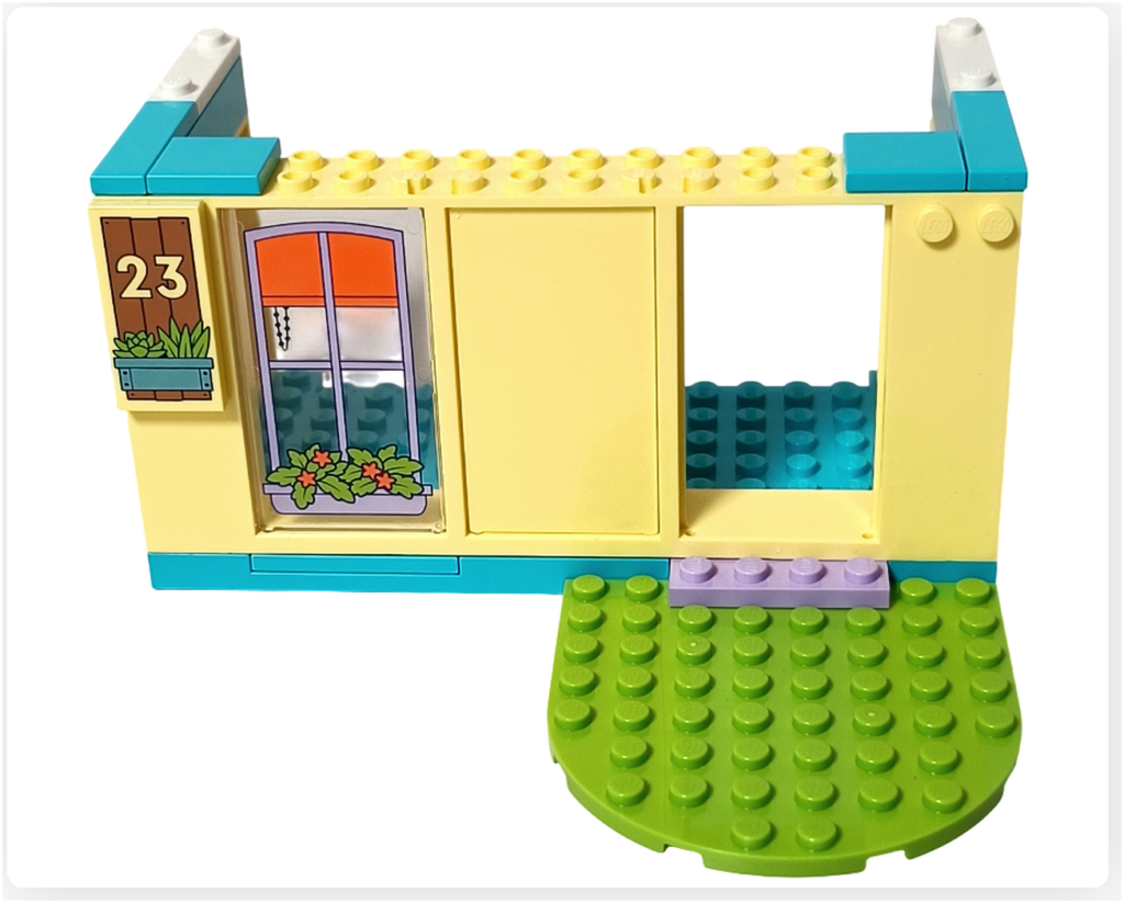 レゴ フレンズ 41724「ペイズリーのおうち」一階外壁の装飾パーツ。番号プレートと花のある窓装飾が取り付けられている。