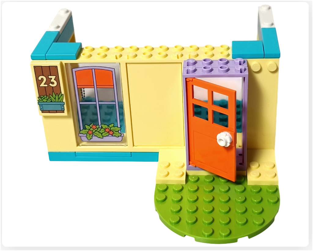 レゴ フレンズ 41724「ペイズリーのおうち」一階玄関入口。オレンジ色のドアと前庭につながる入口部分の組立状態。