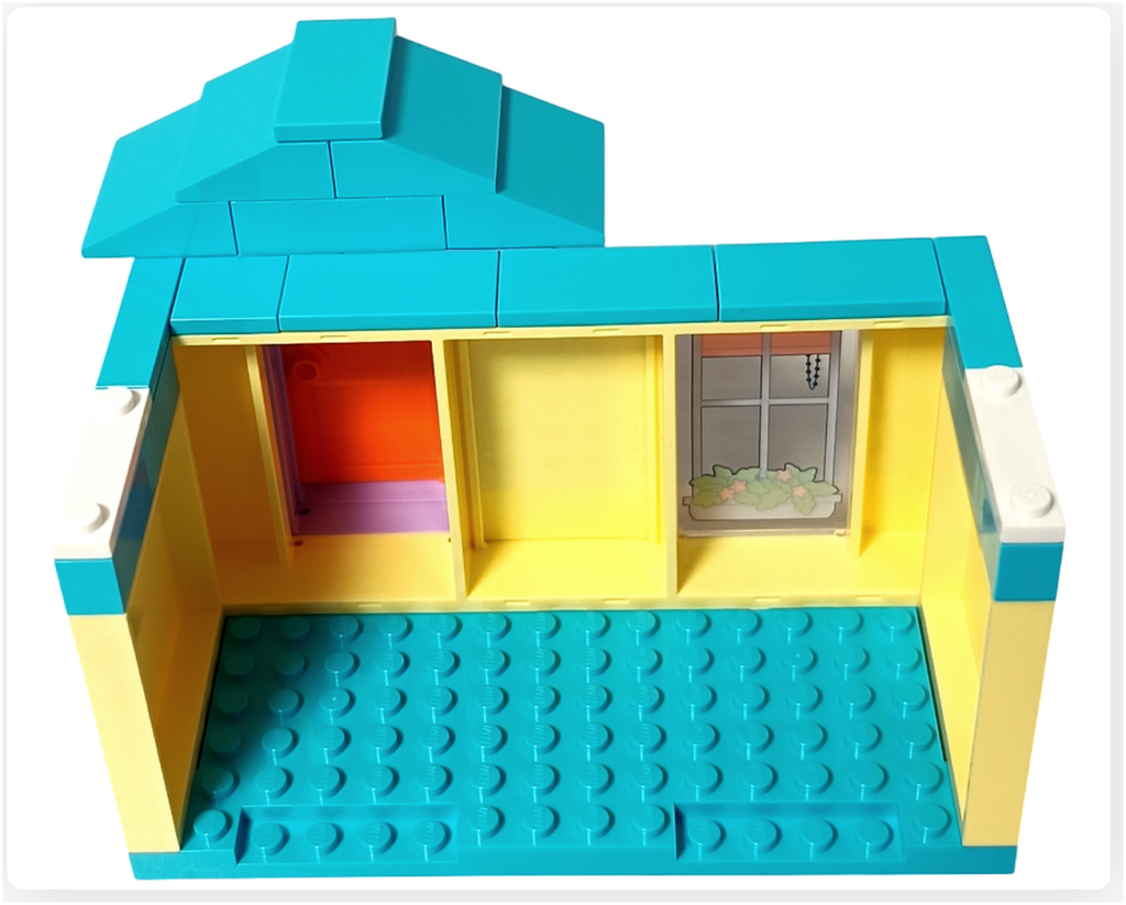 レゴ フレンズ 41724「ペイズリーのおうち」一階内装の全体。床と壁、窓、玄関を備えた室内空間の組立状態。