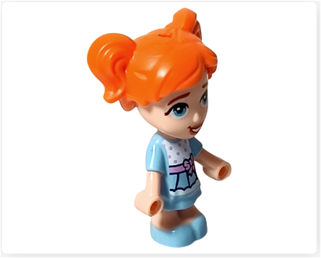 レゴ フレンズ 41724「ペイズリーのおうち」エラのミニドール正面。オレンジ色の髪と水色の服を着た子どものミニドールが立っている。
