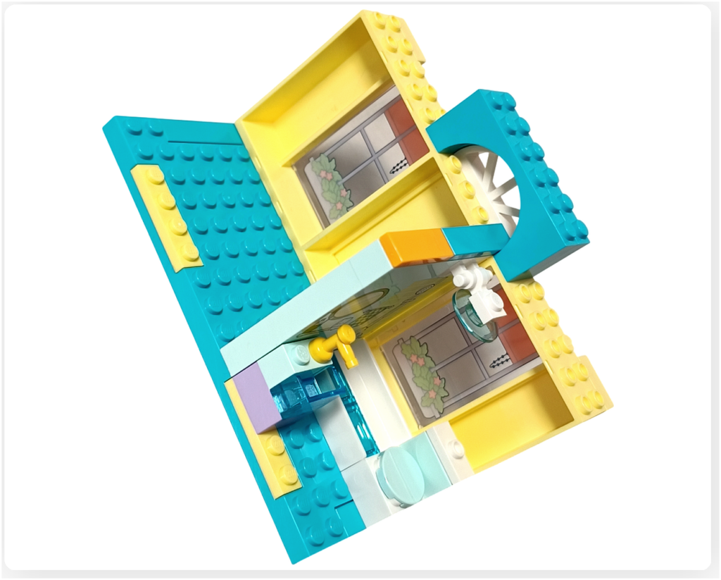 レゴ フレンズ 41724「ペイズリーのおうち」2階浴室のシャワー設備。壁面にシャワーヘッドの装飾パーツが取り付けられている。