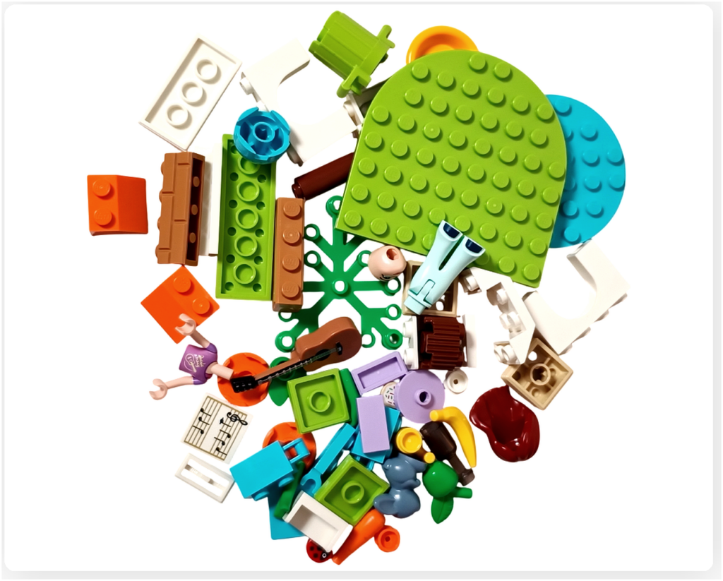 袋3を開けた直後のパーツ一式。 人物や小物が加わり、過ごし方の気配が具体的に浮かび上がってきます。