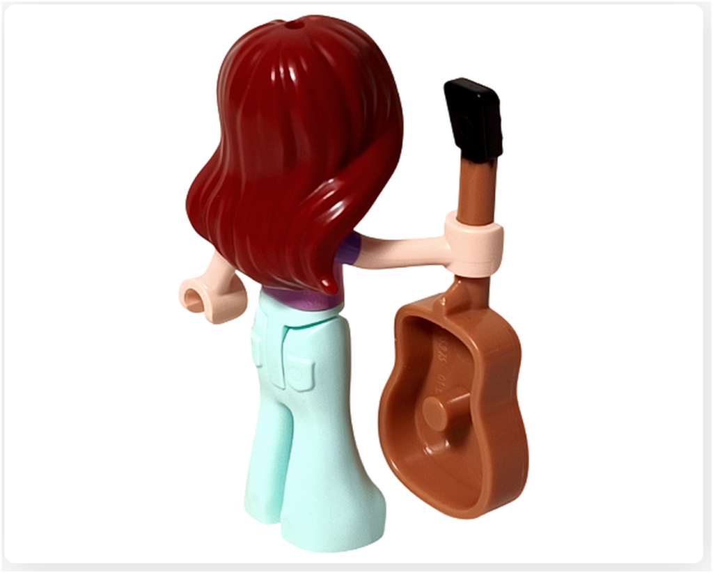 レゴ フレンズ 41724「ペイズリーのおうち」のミニドール「ペイズリー」背面。赤い髪型とギターの裏側が確認できる写真