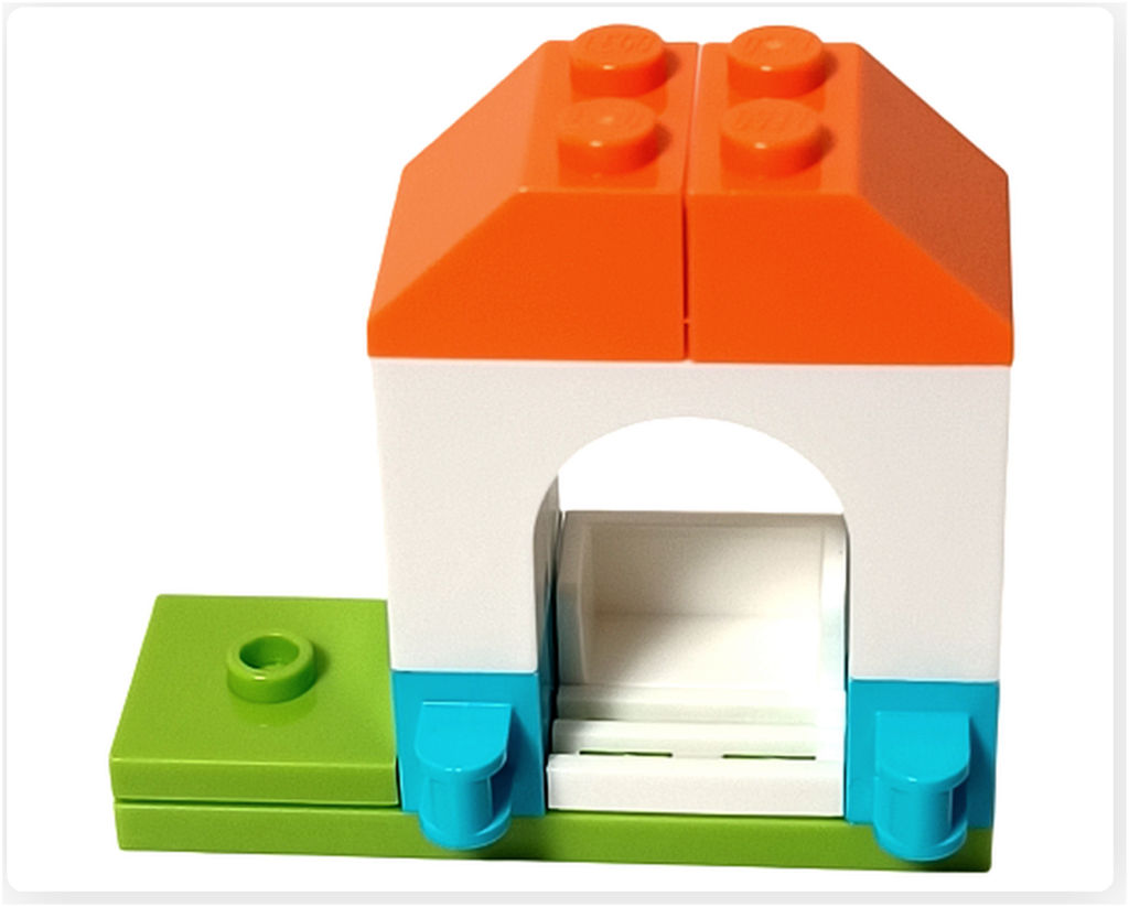 レゴ フレンズ 41724「ペイズリーのおうち」メロディの小屋 組立途中の様子。屋根と入口部分が組まれた小さな小屋の外観