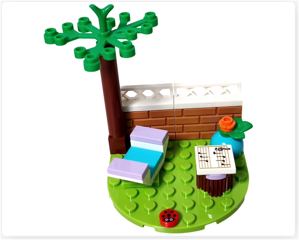 レゴ フレンズ 41724「ペイズリーのおうち」木の下に配置された水色と淡紫のレゴ製イスで構成された、くつろぎ用の座席スペース
