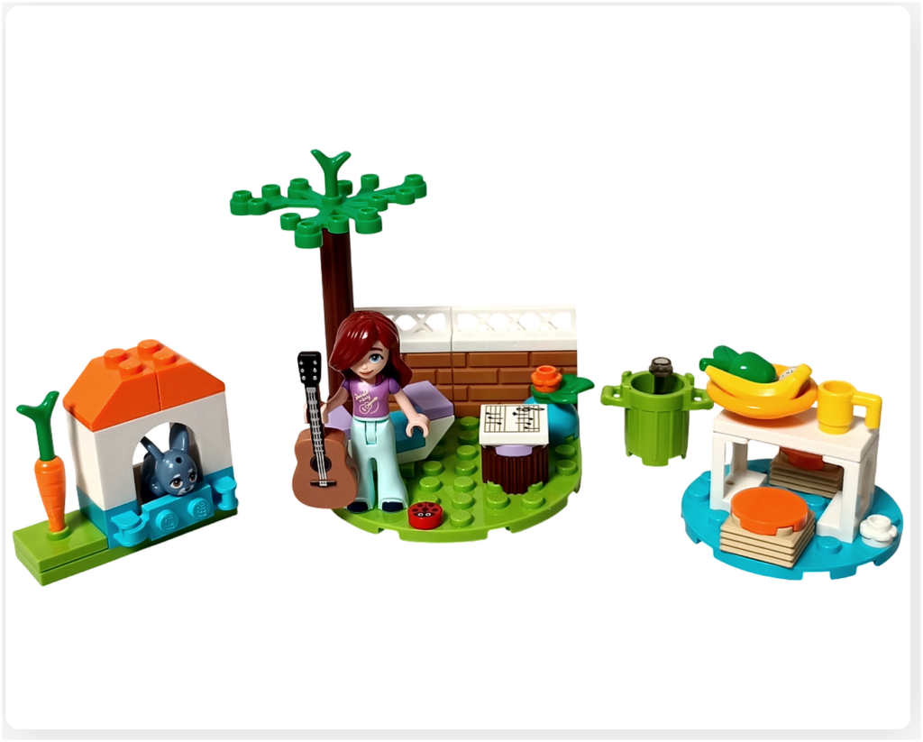 レゴ フレンズ 41724「ペイズリーのおうち」のミニドール「ペイズリー」とギター、木の下のイス、譜面台、メロディの小屋やテーブルが並んだ袋3完成全景