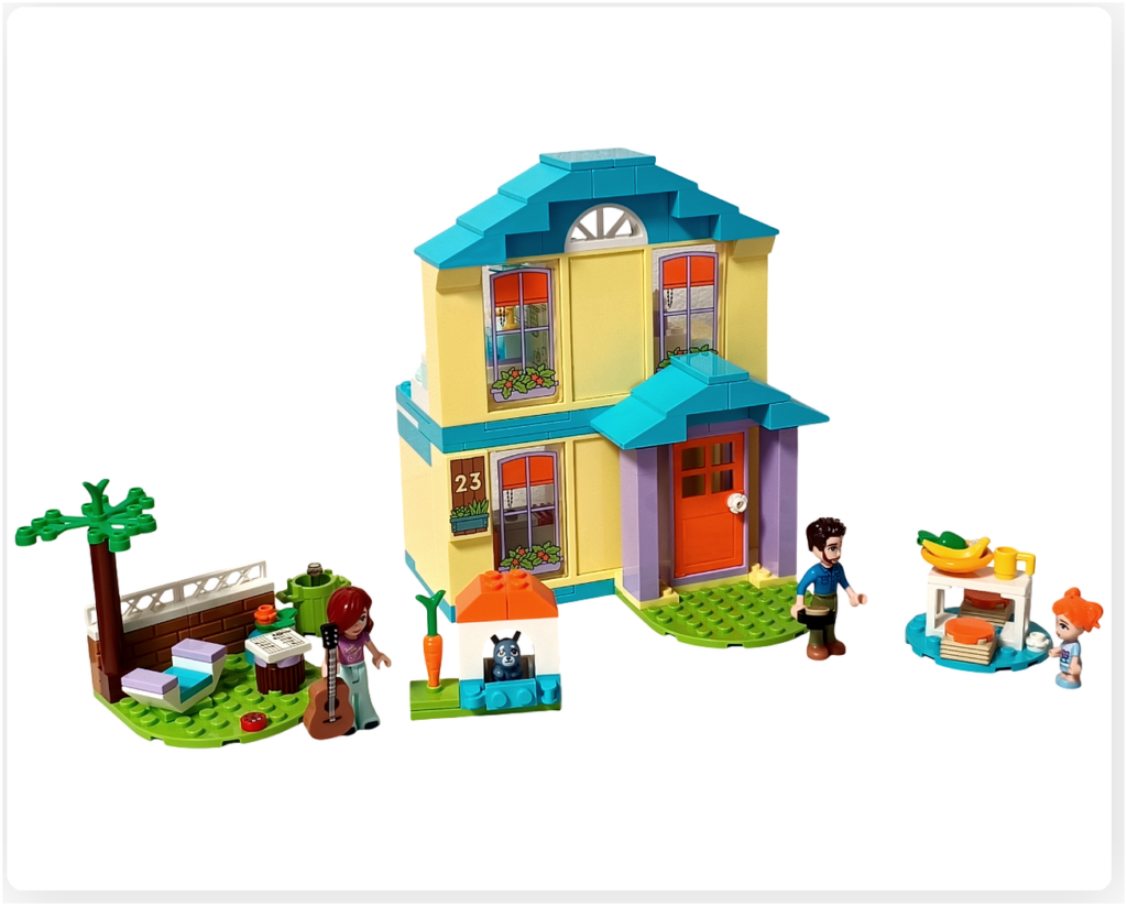 レゴ フレンズ 41724「ペイズリーのおうち」組立レビューの完成後全体写真。家、庭、ペット小屋、テーブルと家族が配置された最終状態
