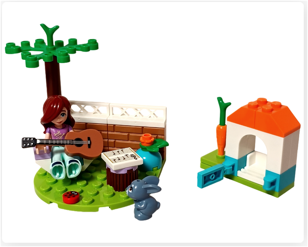 レゴ フレンズ 41724 「ペイズリーのおうち」の完成シーン。庭のくつろぎスペースでギターを弾くペイズリーと、そばで聴くメロディ、音に引き寄せられたテントウムシがいる様子。