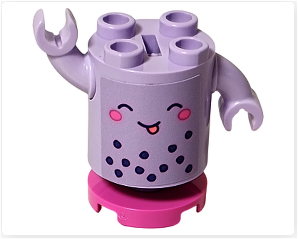 レゴ フレンズ 41733「タピオカティスタンド」に付属するタピオカティのマスコットの組立途中の状態。顔と腕の付いたカップ形状のパーツが、台座の上に立っている。