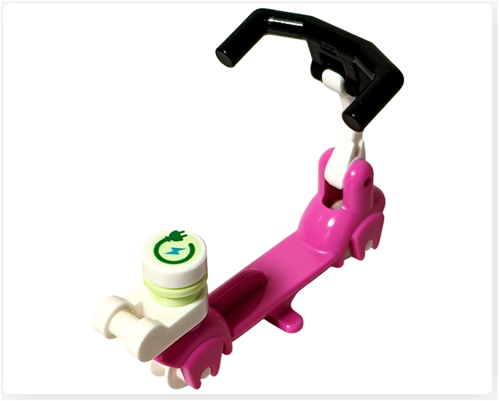 レゴ フレンズ 41733「タピオカティスタンド」に付属する電気スクーターの背面。後部に充電用アクセサリーを模したパーツが取り付けられている様子が写っている。