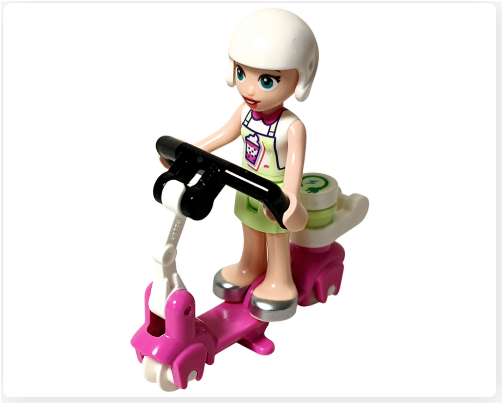 レゴ フレンズ 41733「タピオカティスタンド」のマチルダが電気スクーターに乗った状態。ヘルメットを着用し、後部に充電アクセサリーを載せている様子が写っている。