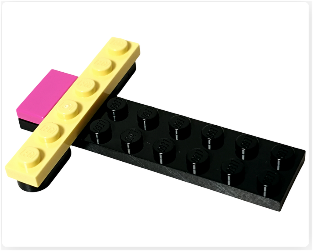 レゴ フレンズ 41733「タピオカティスタンド」の床部分の組立初期段階。黒と黄色のプレートで、屋台の基本となる土台が組まれている。