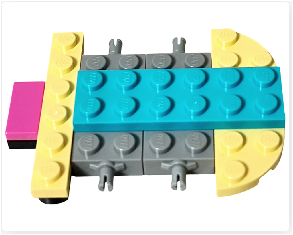 レゴ フレンズ 41733「タピオカティ スタンド」の屋台床部分。水色と黄色のパーツが加わり、屋台の形がより具体的になっている様子。