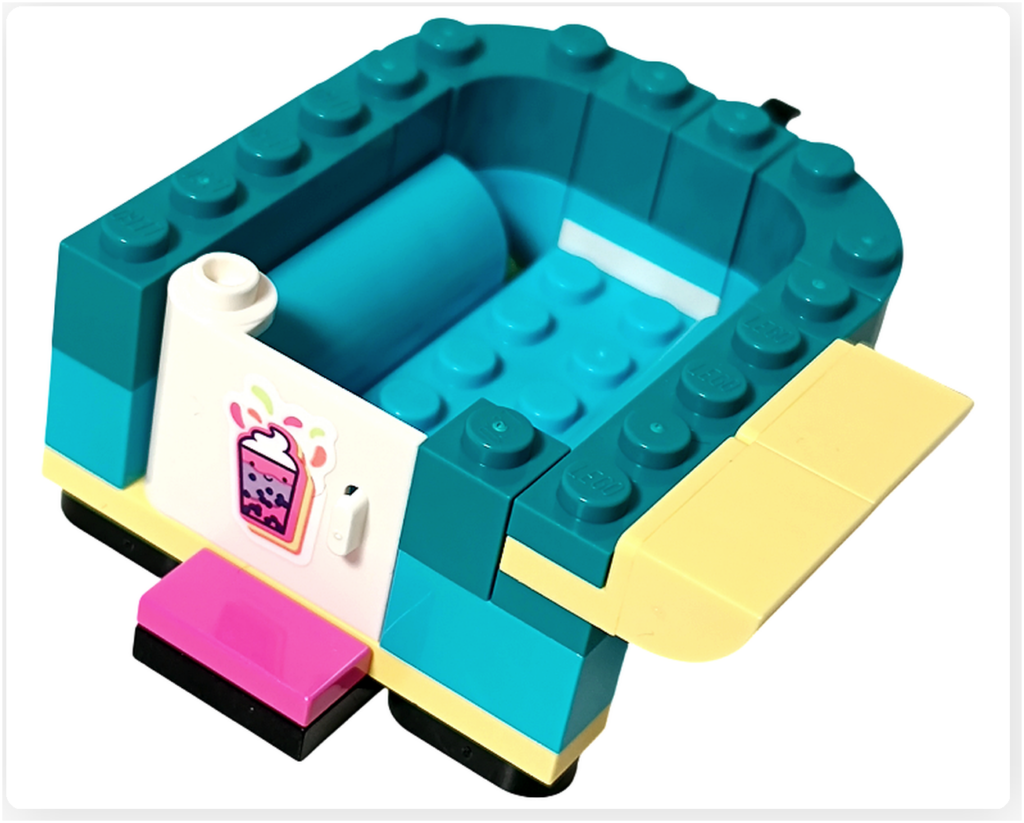 レゴ フレンズ 41733「タピオカティスタンド」の受け渡しカウンター部分。前面にドリンクのイラストが描かれたパネルと、カウンター用の黄色いパーツが取り付けられている。