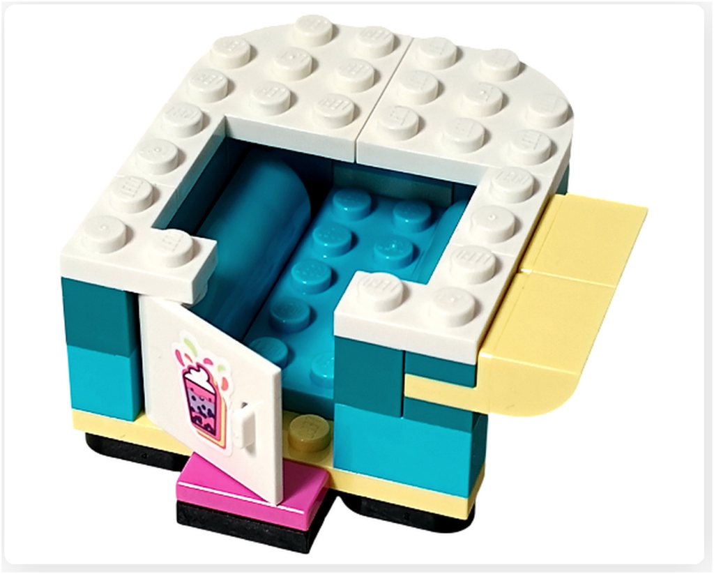 レゴ フレンズ 41733「タピオカティ スタンド」の屋台背面。開閉できる扉があり、店員が立つ内側スペースへアクセスできる構造が分かる。