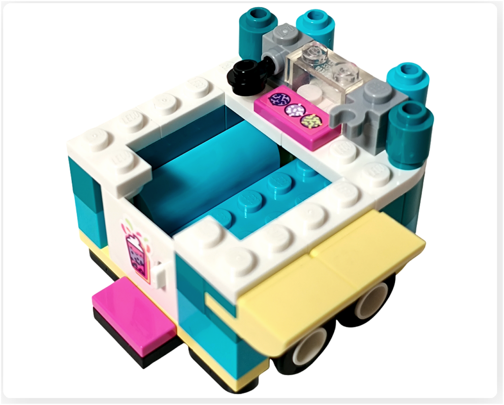 レゴ フレンズ 41733「タピオカティスタンド」のキッチン内部。シェイカーやトッピング用パーツが並び、飲みものを作るための作業スペースが配置されている。