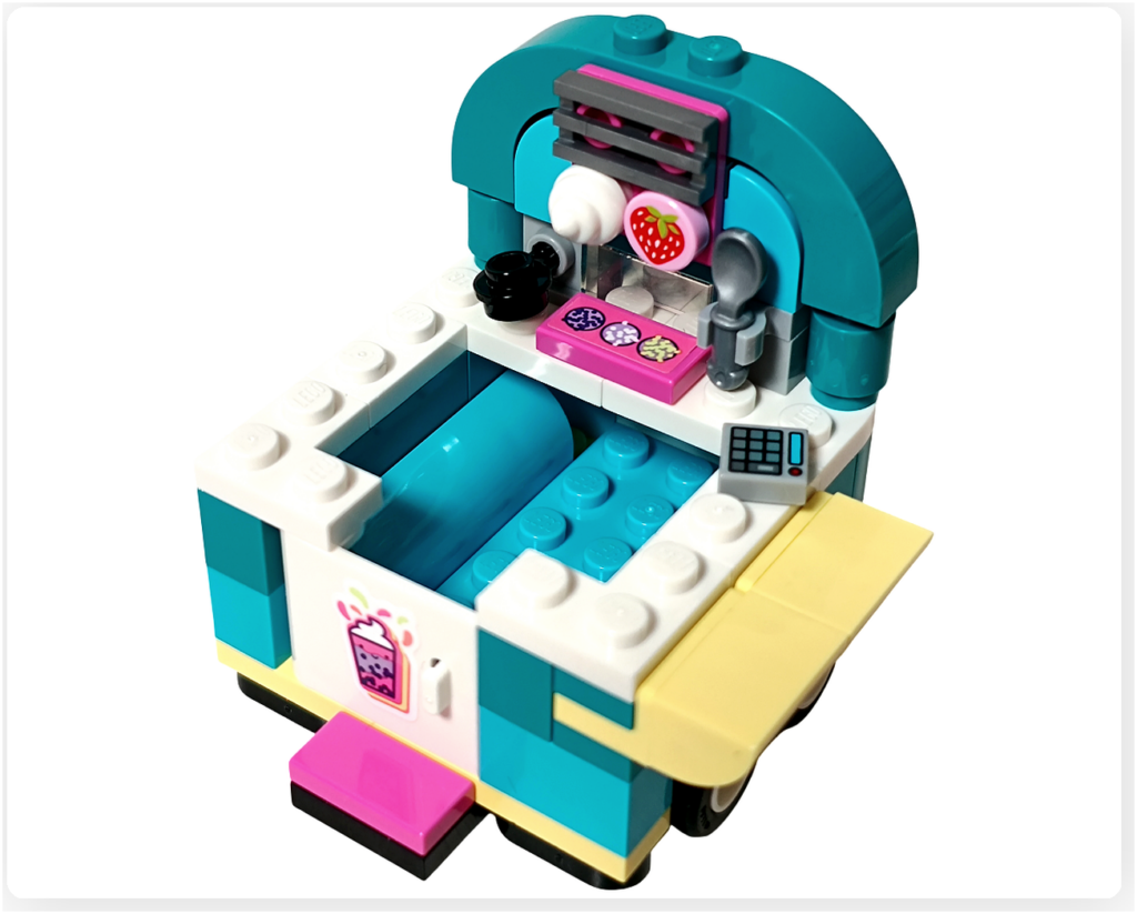 レゴ フレンズ 41733「タピオカティスタンド」の前側キッチン完成状態。シェイカー、トッピング、レジがそろい、飲みものを提供できる屋台の作業スペースが完成している。