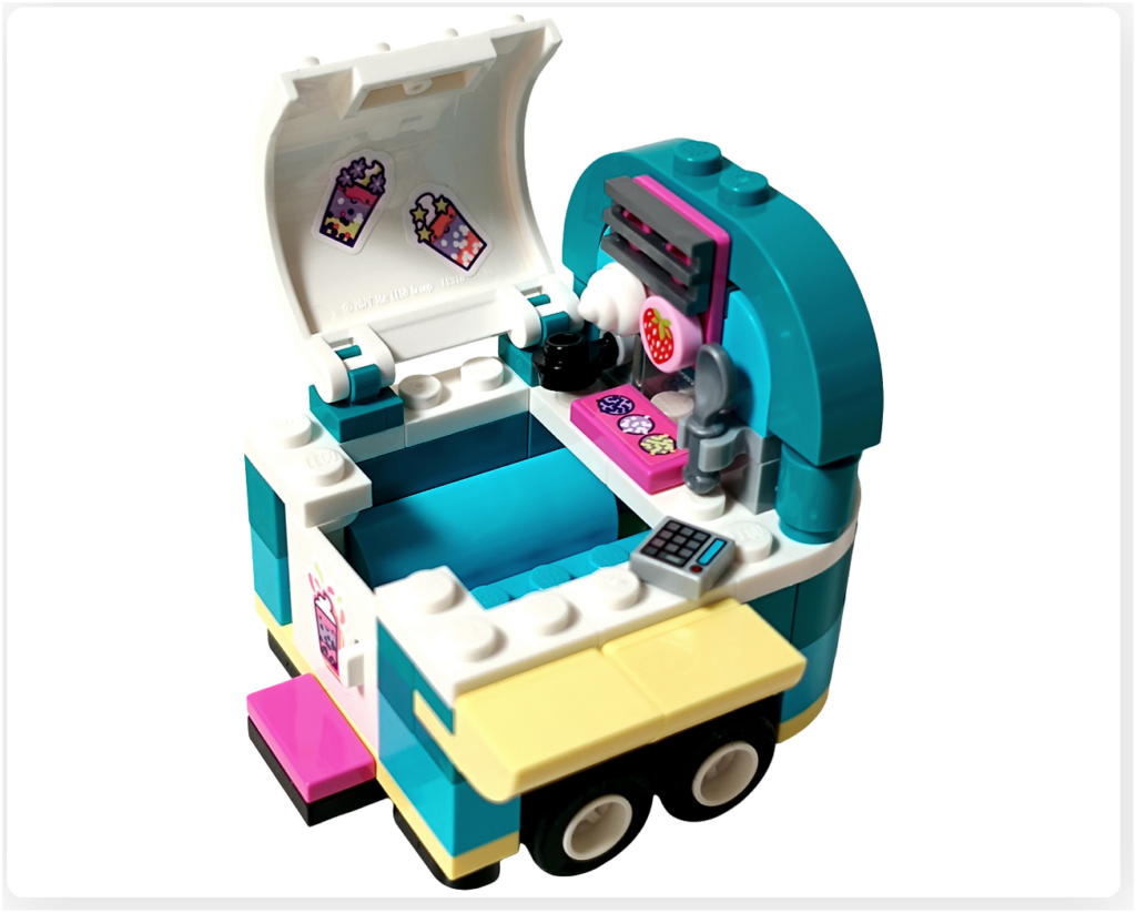 レゴ フレンズ 41733「タピオカティスタンド」の開閉式屋根を開いた状態。屋台内部のキッチンやトッピング、レジが見え、営業中の様子が分かる。