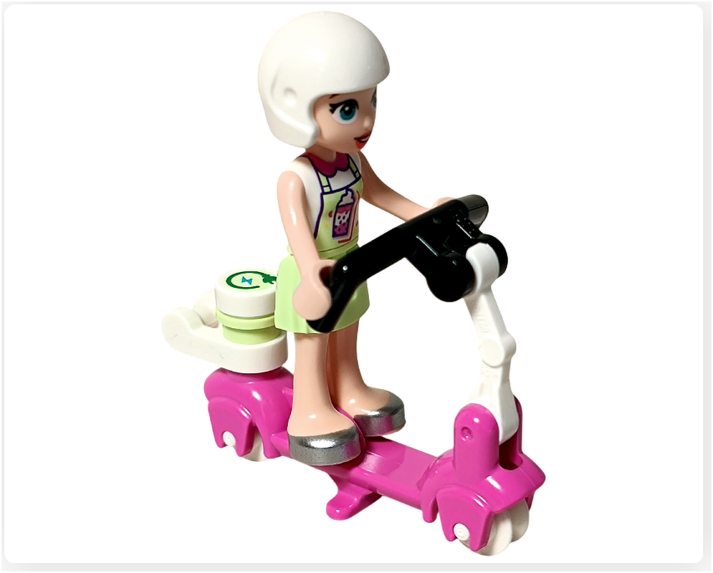 レゴ フレンズ 41733「タピオカティ スタンド」マチルダがヘルメットを着け電動スクーターに立っている状態
