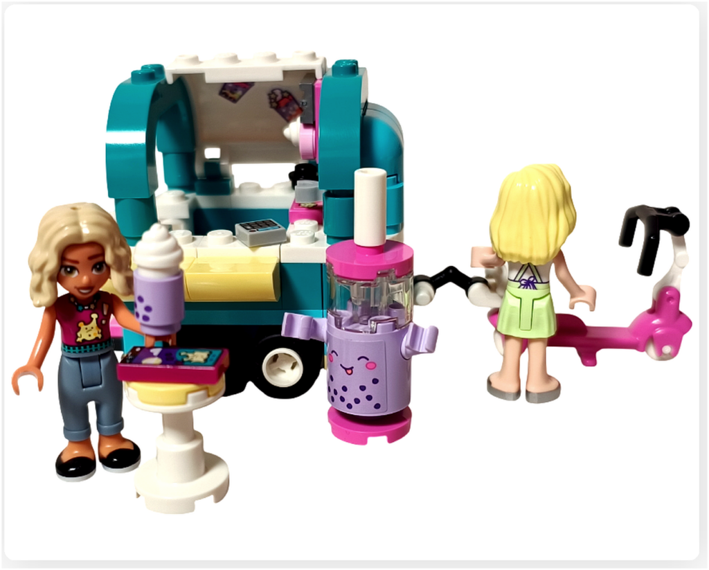 レゴ フレンズ 41733「タピオカティスタンド」 ノヴァがタピオカティを楽しみ、マチルダが移動の準備をする完成シーン