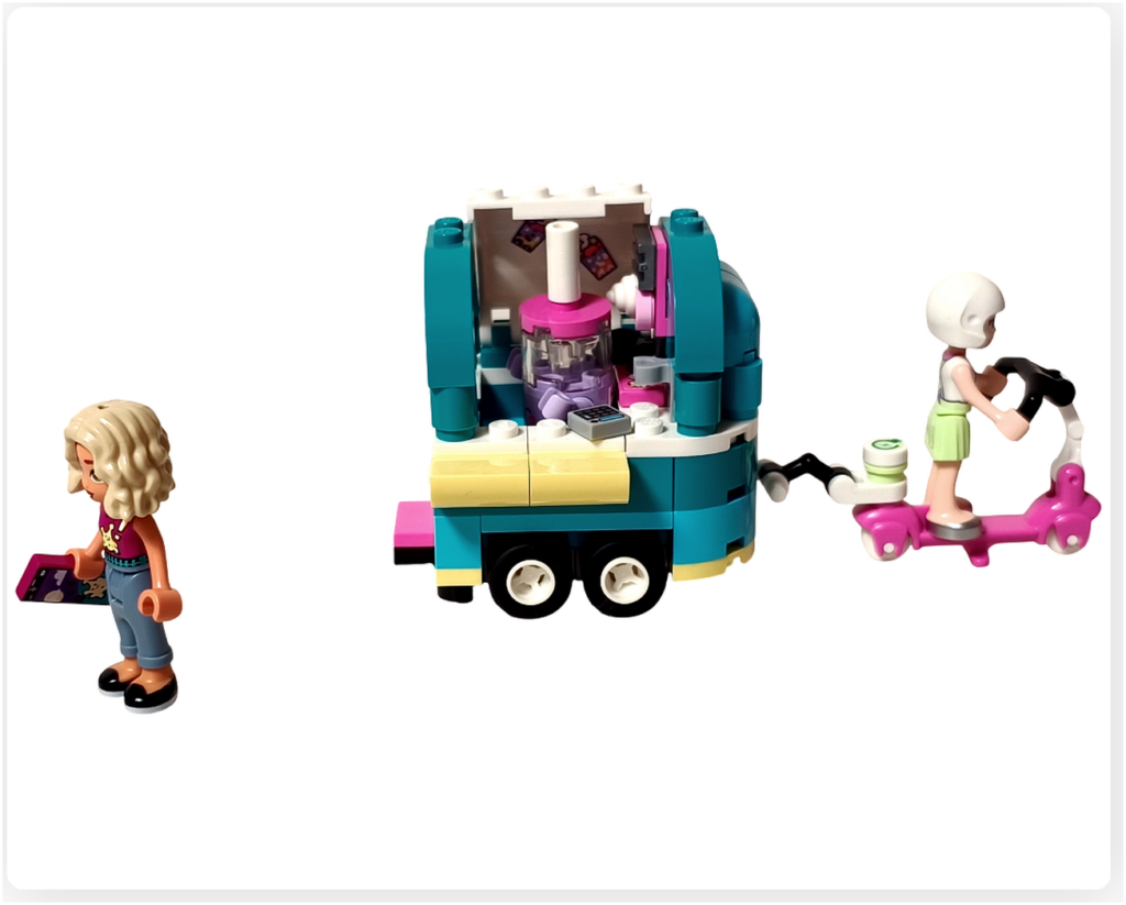 レゴ フレンズ 41733「タピオカティスタンド」 ノヴァが飲み終えて歩き出し、マチルダがスクーターで移動準備を整えた完成シーン