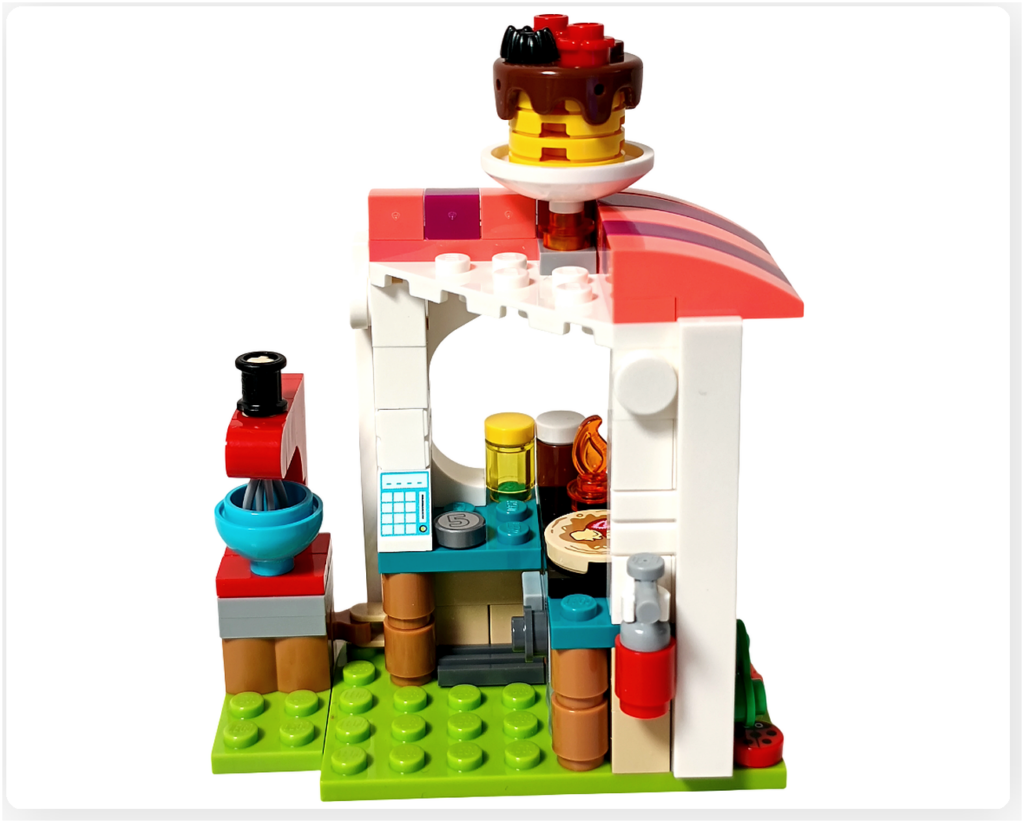 レゴ フレンズ 41753 「パンケーキ屋さん」完成 内装側 調理台とミキサー、小物が配置された内部全体写真