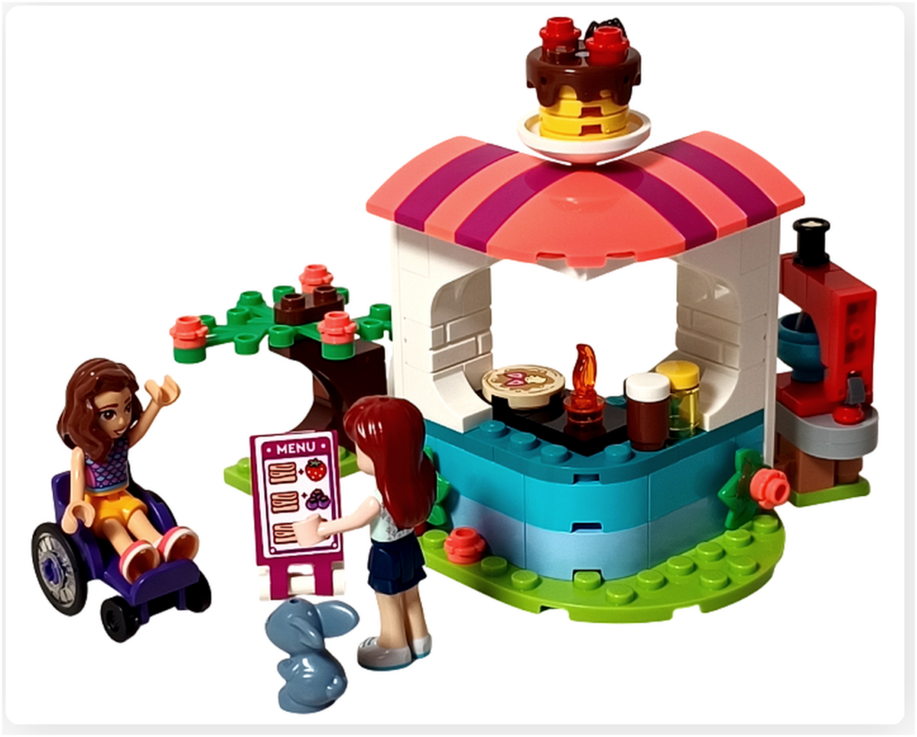 レゴ フレンズ 41753「パンケーキ屋」 完成シーン ルーナを出迎えるペイズリーとメロディ 三人が集まった場面