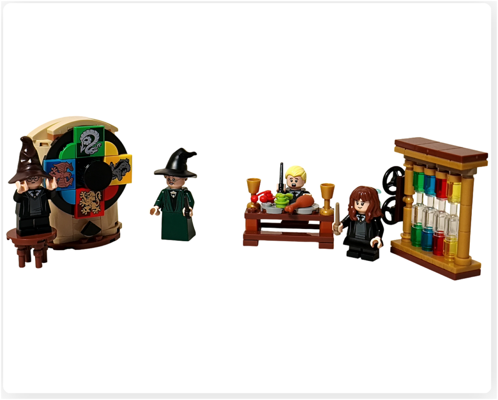 レゴ ハリー・ポッター 76460「ホグワーツ城 組分け帽子の儀式」 回転盤ギミック、寮カラーの棚、食卓、ミニフィギュアが並んだ完成状態