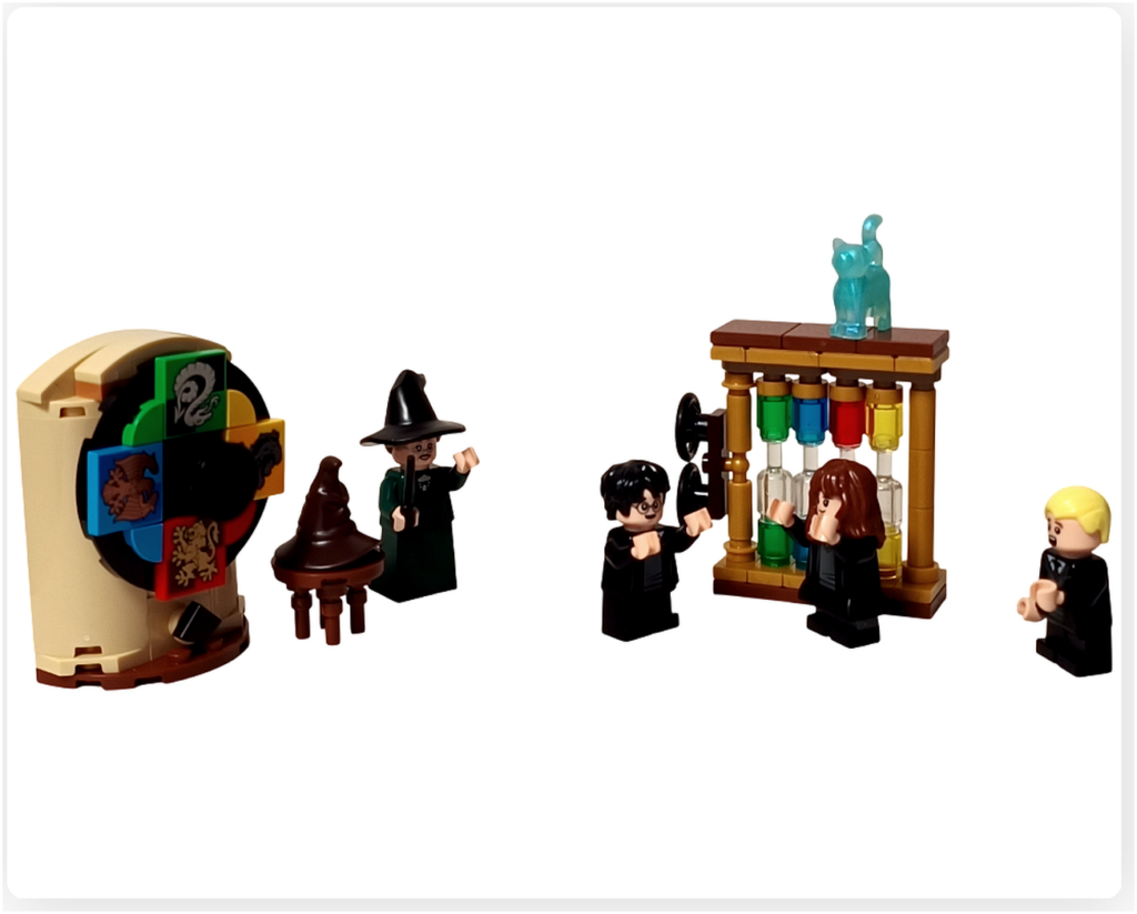 レゴ ハリー・ポッター 76460 「ホグワーツ城 組分け帽子の儀式」 ハリー・ポッターがグリフィンドールに組分けされ 喜ぶハリーとハーマイオニー 複雑な表情のマルフォイ 完成シーン